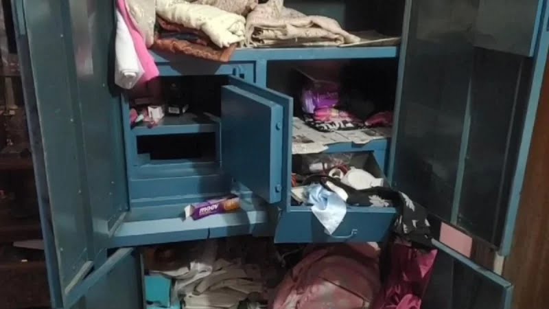 নারায়ণগঞ্জে ব্যবসায়ীর বাড়িতে ডাকাতি, ৪ জনকে কুপিয়ে জখম