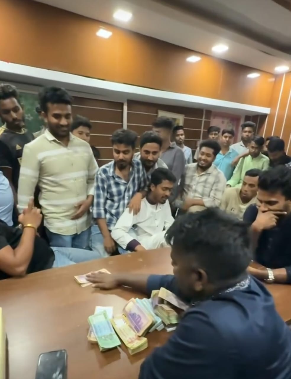 বান্ডিল বান্ডিল টাকা বিলাচ্ছেন ছাত্রদল নেতা, ভিডিও ভাইরাল